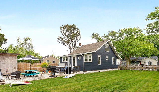 3BR Cottage Beach and Bay Hot Tub Fireplace 3-Season Porch Fenced Yard