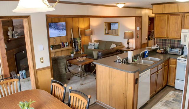 3BR Summit Retreat, Short Walk to Village & Slopes