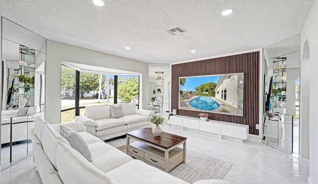 3BR Waterfront w/Pool, Dock + Game Room