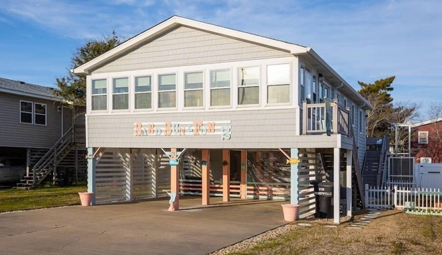 3min Walk to Beach! Hot tub, Yard & Near Shops