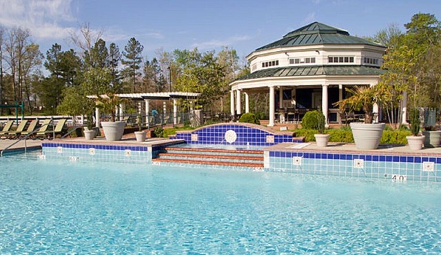 4 BDRM INDOOR/OUTDOOR POOLS, HOT TUB, NEAR BUSCH GARDENS, HUGE ROOM SLEEPS 12