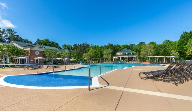 4 BDRM SLEEPS 12* 2 LIVING RMS, 2 KITCHENS, 4 BATHRMS, INDOOR/OUTDOOR POOLS, SPA
