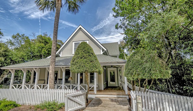 4 Bedroom Home in Cape Fear Station! 2 carts, full crofter with kitchen, wifi