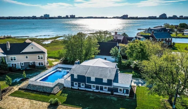 4 Bedroom Home with Private Pool and Bay Views