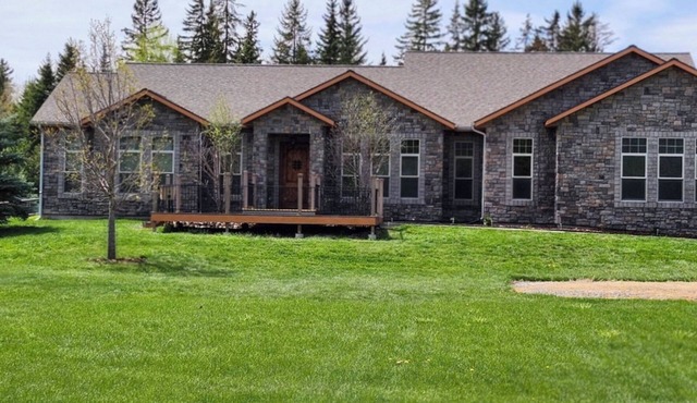 4 Bedroom Lodge Close to Glacier, with Mountain Views and Hot Tub