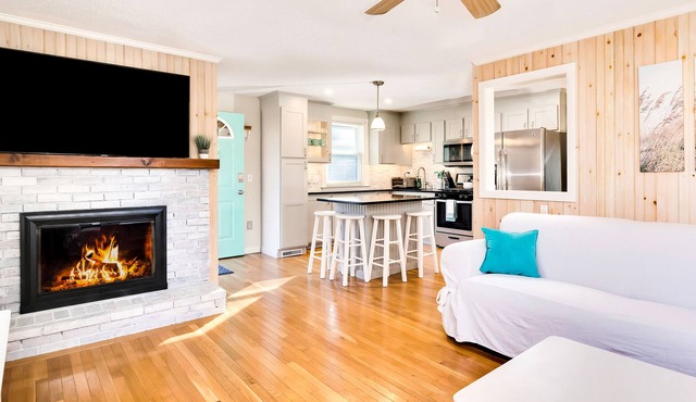 4 BR, 1 Bath - 7 Min. Drive To Beaches & Island Queen Ferry!