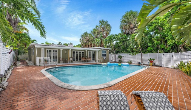 4BR Fort Lauderdale Home – 2-Min Walk to Beach/Pool/Parking/Sleeps 10