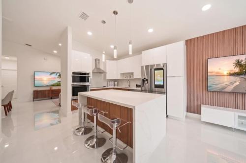 4BR Home Sleeps 14 BBQ and Outdoor Space