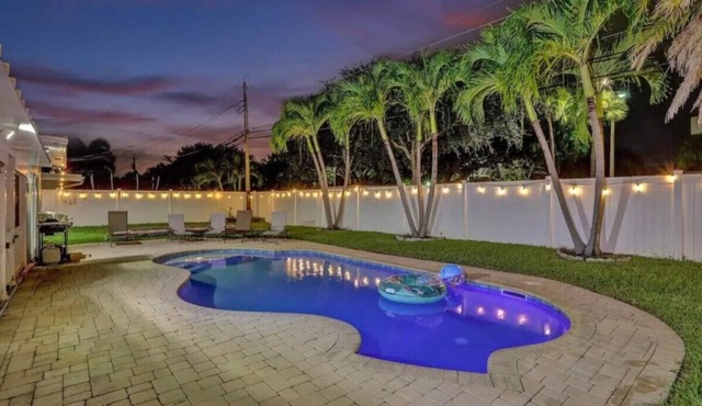 4BR Modern HTD Pool Jacuzzi 1.5 Miles to the Beach