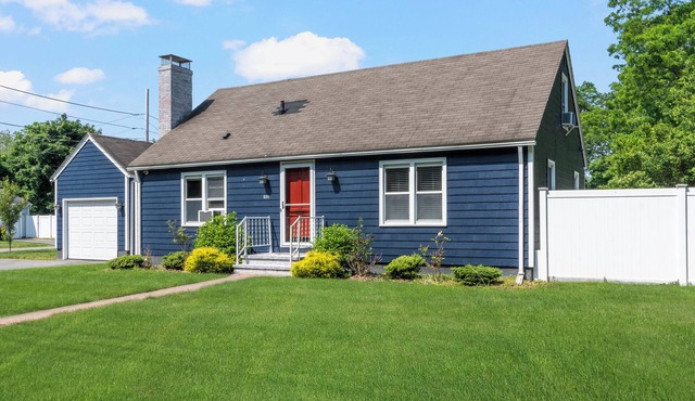4BR Near Downtown Bristol w/Yard & Parking