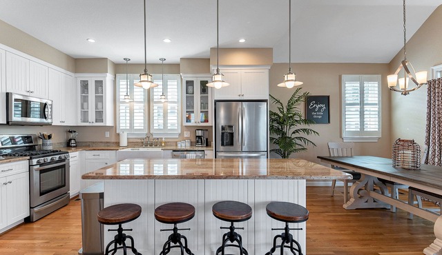 5 bed 3.5 bath Home, 5 minutes Walk to Beach!