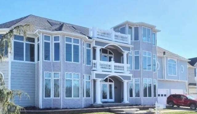 5 BR Waterfront - Boat Slips - Pool - Beach