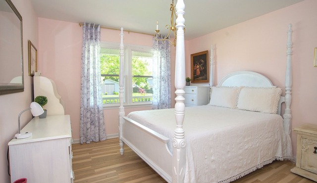 5 Miles To Downtown. Quiet Neighborhood. Plentiful Free Parking. Many Amenities.