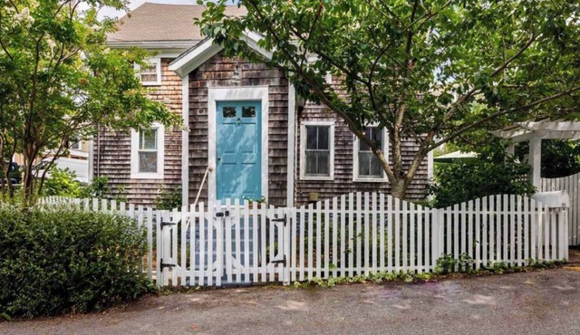 5 Min Walk to Town, Patio, Yard, AC!