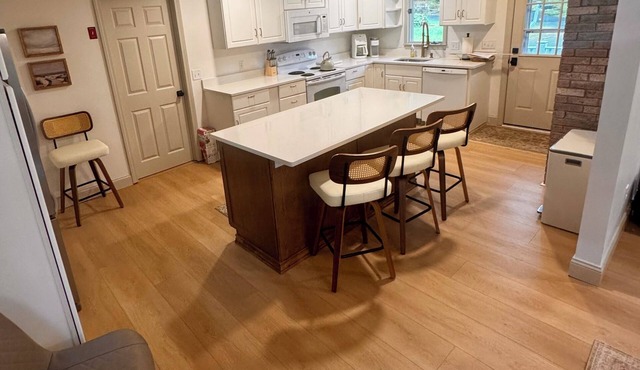 5 minutes to beach, newly redone house w hot tub/screening room in osterville