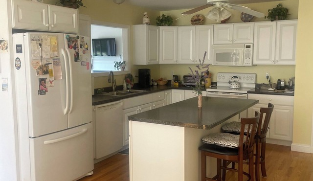 55+ Community: 2B/2Bath condo with balcony and 2-car garage