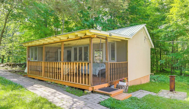 6 Mi to Bethel Woods Center: Cabin Near Shops