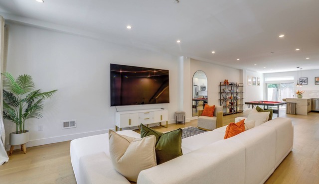 6 Mi to Center City Philly! WFH-Friendly Townhome