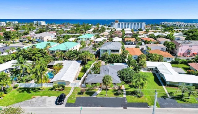 6 min walk to the beach and shopping. Private backyard!