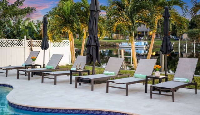 796 | Waterfront | Sleeps 10 | Heated Pool |Tiki Hut |Fire Pit |by DelrayNightly