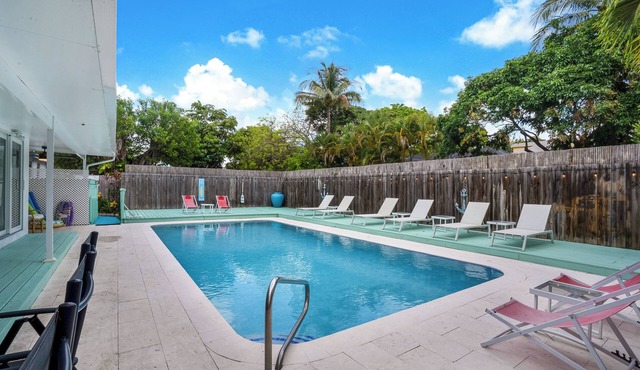 9 Bedroom-resort UP TO 22 GUESTS, 11 beds, minutes to the sandy beaches