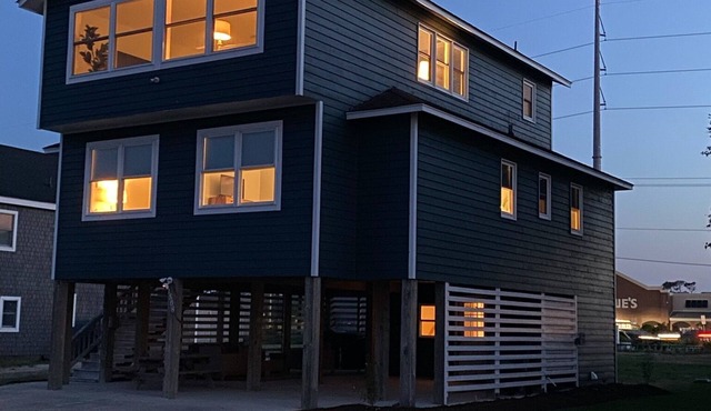 9 MINUTE WALK TO THE BEACH; BEAUTIFULLY DECORATED; GREAT SIDE-STREET LOCATION