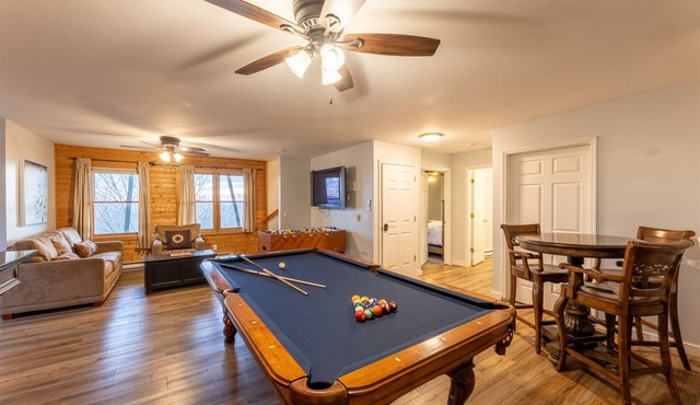 9BR/6BA Chalet at Snowshoe w/hot tub Game Room Mountain-top Views On-Call Van