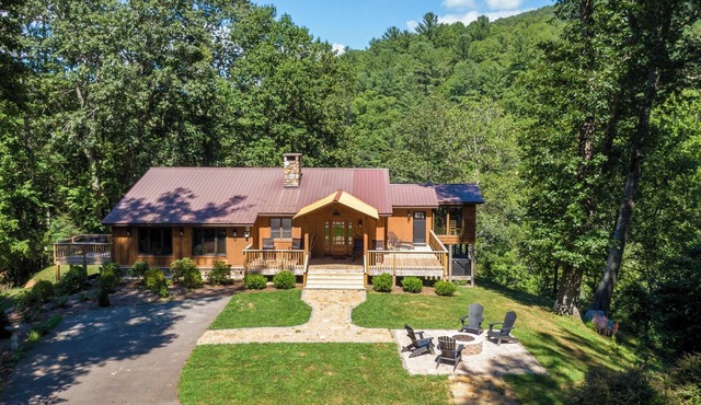 A River Cliff View- 5 acres, riverfront, hot tub, firepit, pet friendly