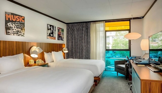 A short drive from Old State House! Balcony! Parking!