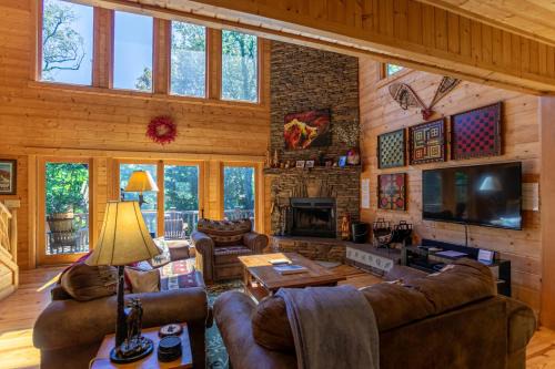 Acorn Lodge with hot tub pool table