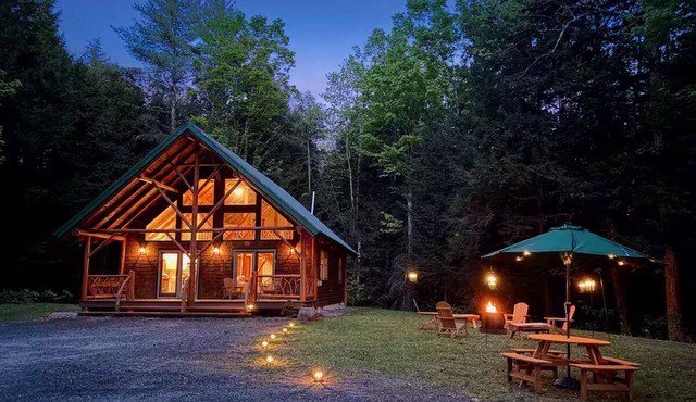 Adirondack A-Frame Schroon Lake, Firepit, Stone Bridge & Caves