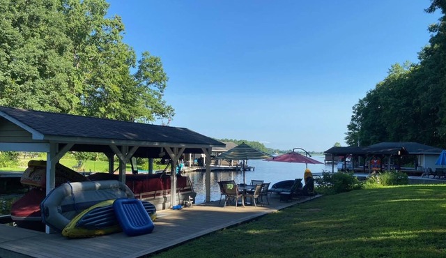 Adorable 3BR 2BA waterfront cottage with guest house, "man cave" and more!