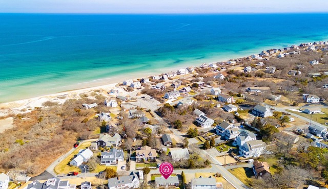 Adorable beach cottage, steps from Bayview Beach, sleeping 12
