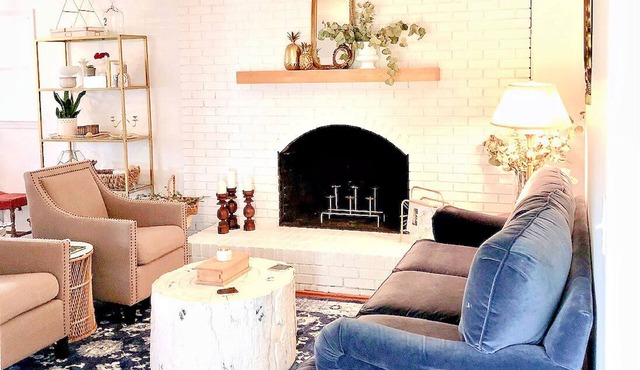 Adorable home with a huge back yard- minutes from Belews Lake. Cozy Hidden Gem