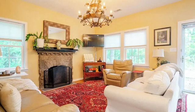 Adorable One Bedroom Cottage~Private Oasis~Prime Location~Historic