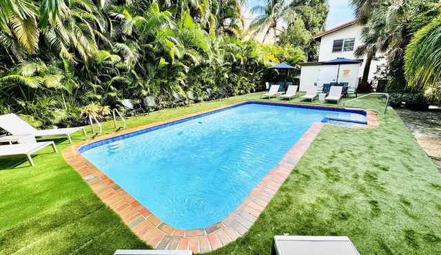 Airy 2 Bedroom 2 Bath Apt w/Pool Access