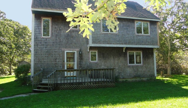 Airy, Quiet Vacation Rental Home, assn. pool on MV. Car ferry tix available.