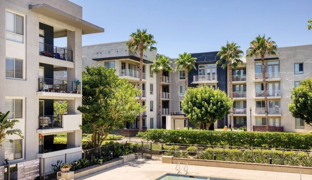 Airy Woodland Hills 2BR w/ Gym & Pool, near Westfield Mall, by Blueground