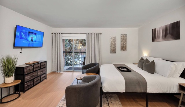 An Upscale Midtown Studio w/Private Balcony
