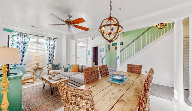 Angela's Eclectic Villa: 3BR, 2.5BA - Sleeps 7 - Community Pool - Minutes from the Beach