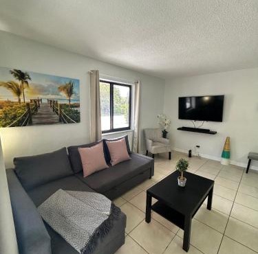 Apartment in Hollywood close to shops & beach 110