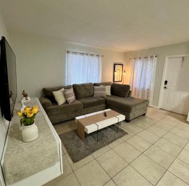 Apartment in Hollywood close to beach & shops 101