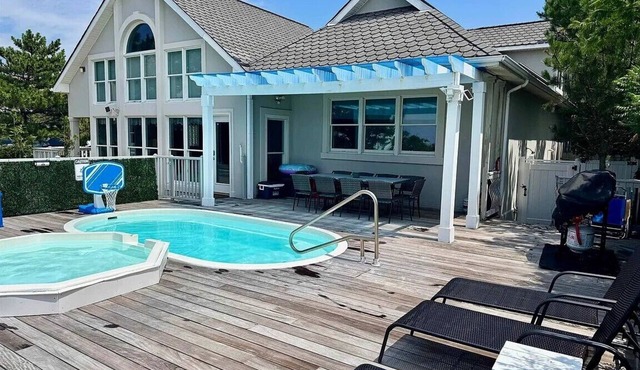 Ark of Grace: Spacious 4-bedroom Cottage with the Bay as Your Backyard!