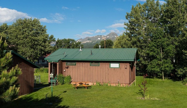 Aspen Cabin: New porch entry & ceilings. Comfortable, large yard, mountain view.