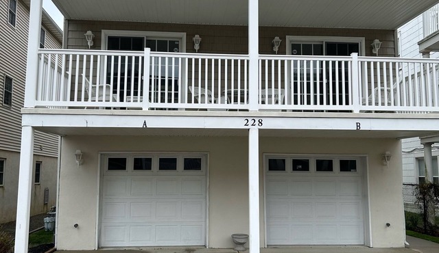 Aug 22 Week - 5 or 6 nights. 4bdrms, 2bath,1.5 blocks2beach, Park 3 cars!
