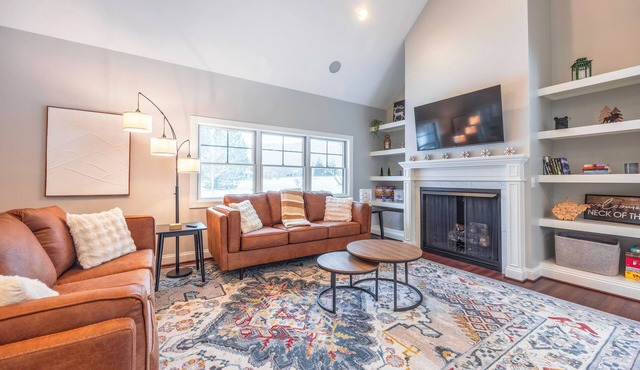 AV40, Beautiful New Home! Pool! Hot tub!