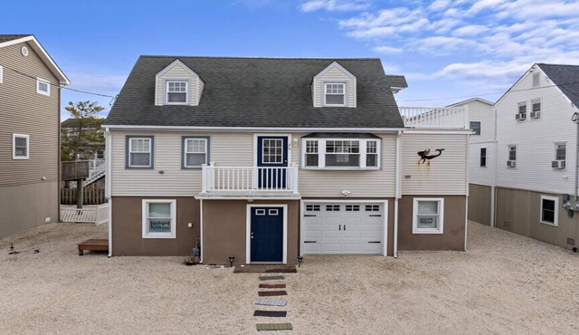 BAYSIDE FAMILY RENTAL! TWO UNITS IN ONE!