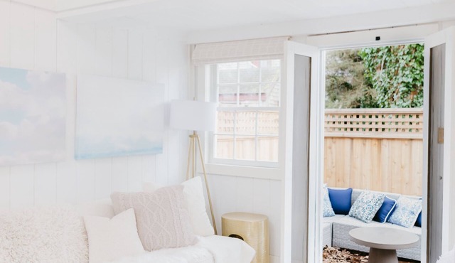Beach chic guest cottage, in town, just renovated