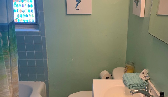 Beach Side Studio #3 - Pet Friendly, WiFi, Off-Street Parking, Large Smart TV
