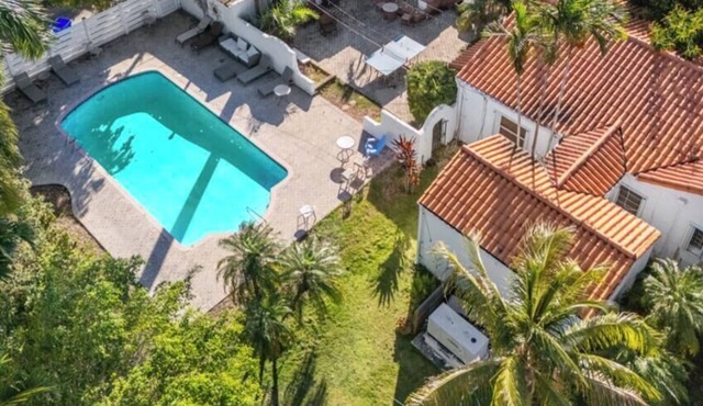 Beach Villa w/pool + games + bbq grill + huge garden & more